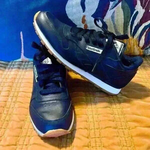 Reebok Men’s Classic Leather Sneaker, Navy, Size  6